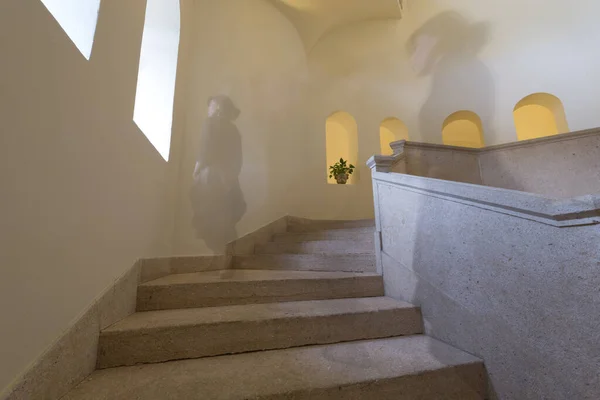 Mulher Longa Exposição Caminhando Pelas Escadas Com Windows Itália — Fotografia de Stock