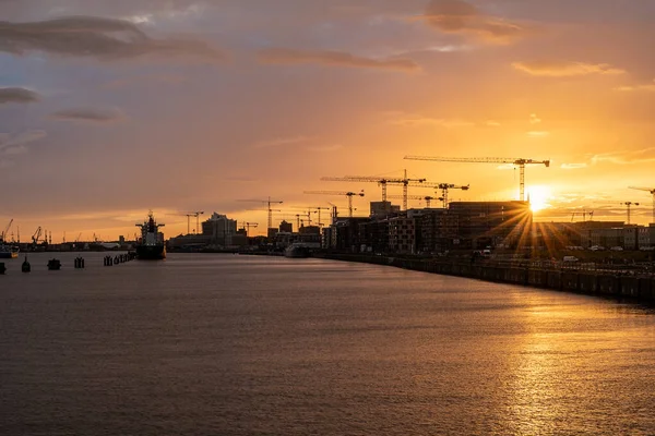 Günbatımı Arka Planında Vinçleri Olan Bir Limanın Manzarası — Stok fotoğraf