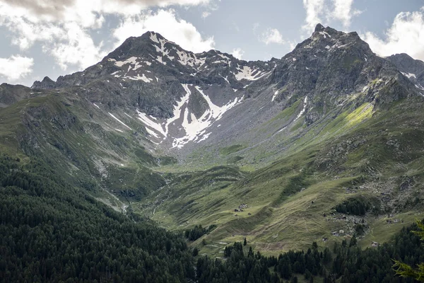 Schöne Aussicht Auf Eine Bergige Landschaft Mit Viel Grün — Stockfoto
