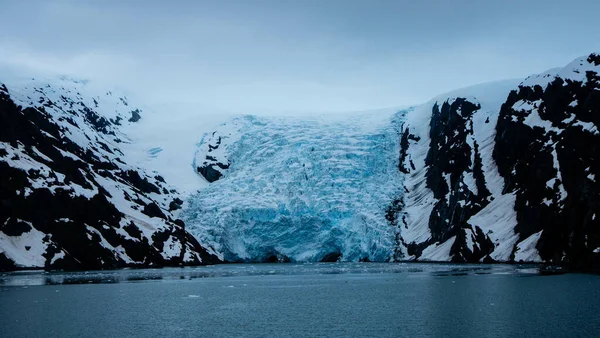 凍った湖のある雪の氷山は — ストック写真