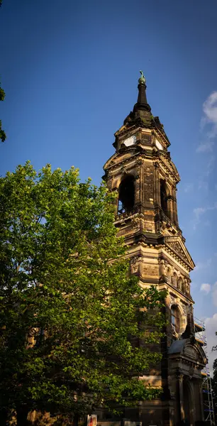 Eine Vertikale Aufnahme Einer Gotischen Kirche Außen — Stockfoto