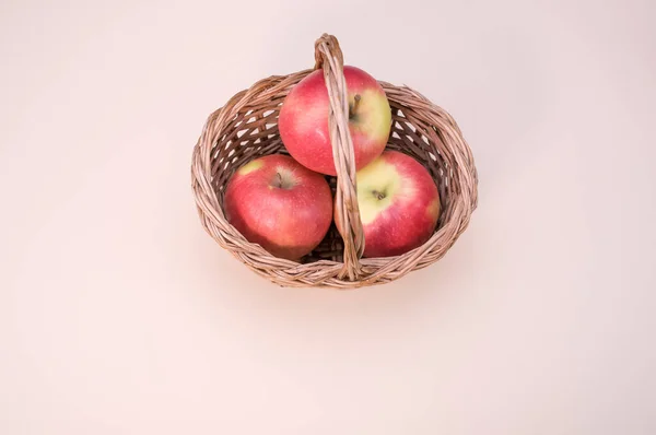 Ένα Καλάθι Κόκκινα Μήλα Που Απομονώνονται Ένα Ελαφρύ Φόντο Ελεύθερο — Φωτογραφία Αρχείου