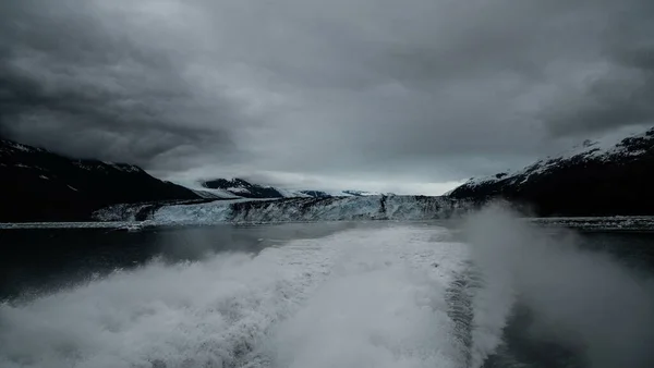 白い高密度の雲の下の湖の船道 — ストック写真
