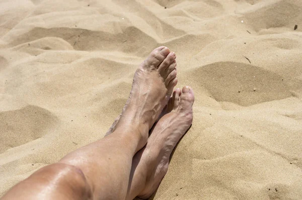 Pés Mulher Cruzados Praia Areia Guardamar Segura Espanha — Fotografia de Stock