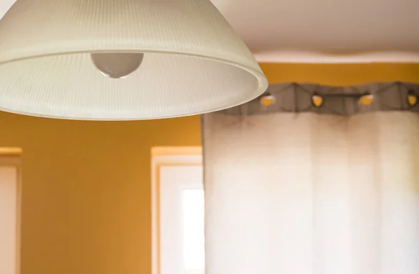 Bir Odanın Tavanından Sarkan Kolye Lambasına Yakın Çekim — Stok fotoğraf