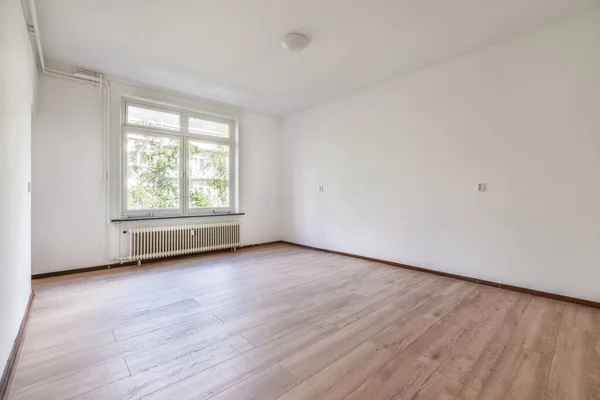 白い壁と窓と木の床のある空の部屋 — ストック写真