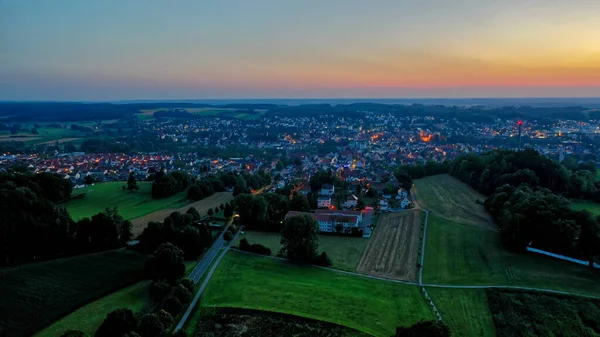 Luftaufnahme Von Grünen Feldern Und Einem Dorf Der Dämmerung — Stockfoto