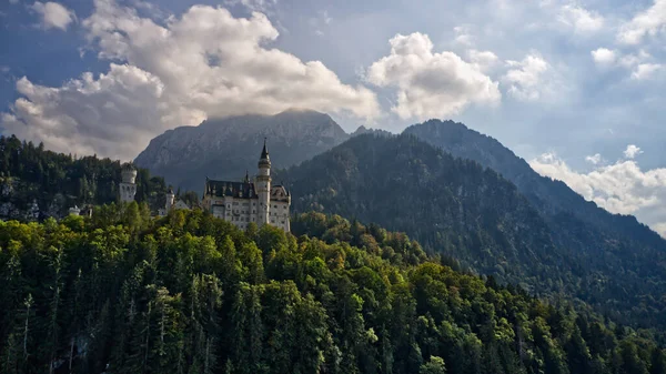 Piękny Zamek Neuschwanstein Szczycie Wzgórza Pokrytego Gęstymi Lasami — Zdjęcie stockowe