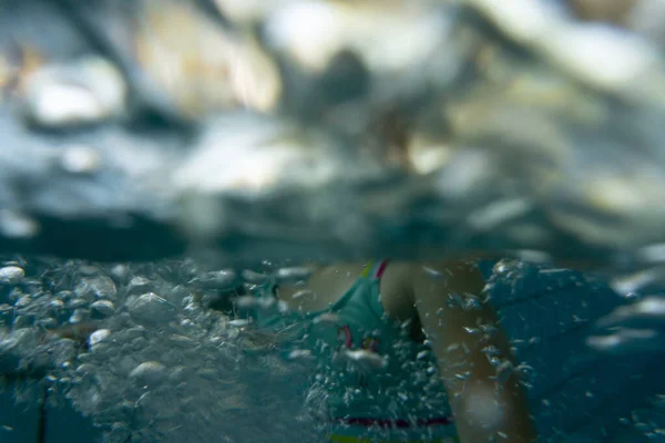 Garçon Dans Eau Avec Des Bulles Bokeh — Photo