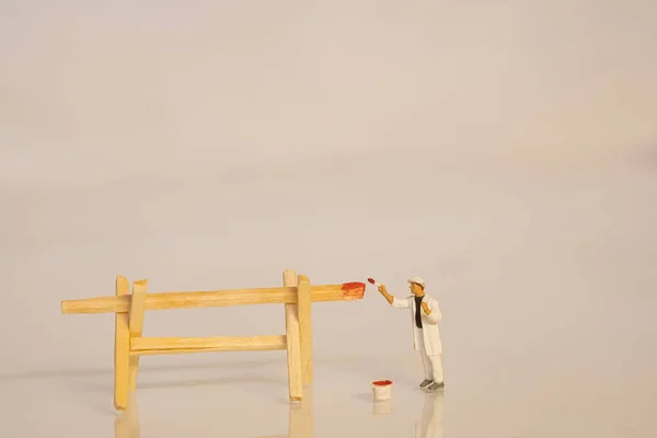 Figura Pintor Miniatura Usando Una Pintura Para Hacer Fósforos Tamaño — Foto de Stock