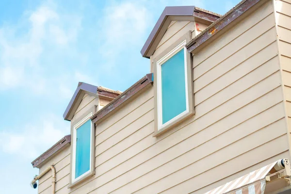 Una Casa Exterior Bajo Cielo Nublado — Foto de Stock