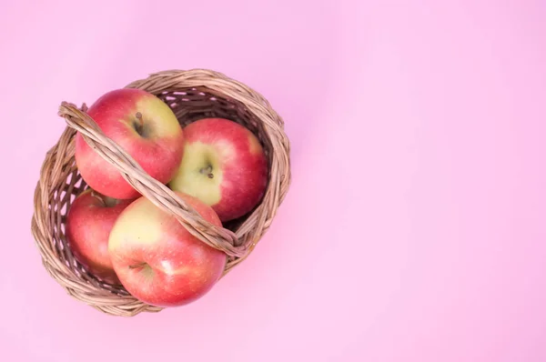 Primer Plano Manzanas Frescas Una Cesta Tejida Aislada Sobre Fondo —  Fotos de Stock