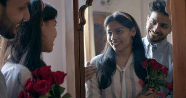 Знімок Комірки Молодої Індійської Пари Перед Дзеркалом Трояндами — стокове фото