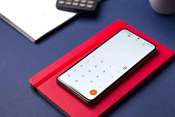 Smartphone Som Visar Kalkylatorn App Med Anteckningar Ett Bord — Stockfoto