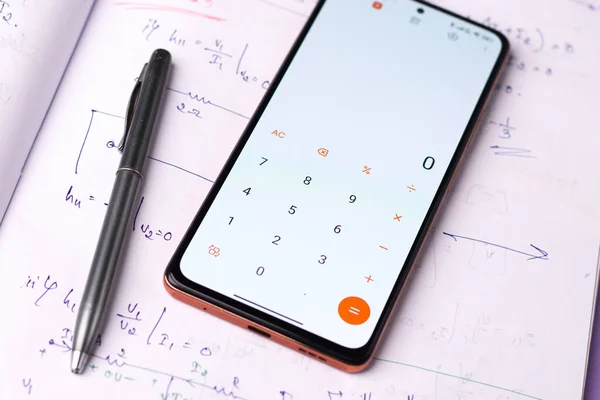Smartphone Affichant Application Calculatrice Avec Des Notes Sur Une Table — Photo