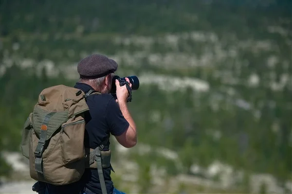 Mělké Ostření Záběru Bělocha Batohem Fotit Norsku Během Turistiky — Stock fotografie