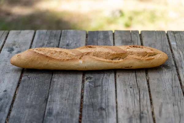 Een Closeup Van Een Brood Een Houten Tafel — Stockfoto