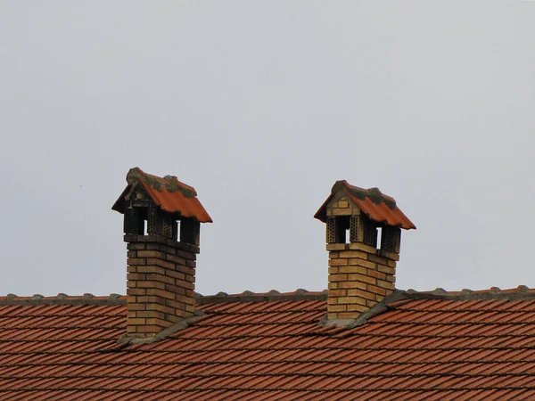 Techo Casa Con Azulejos Dos Chimeneas Casa Ladrillo Fondo Del —  Fotos de Stock