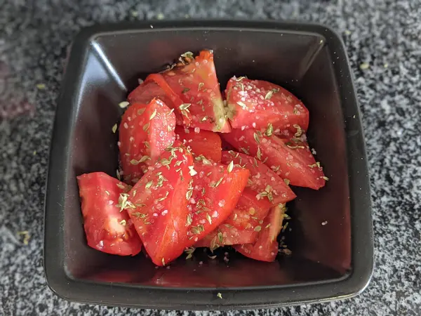 Close Uma Tigela Salada Com Especiarias Tomates Balcão Cozinha — Fotografia de Stock