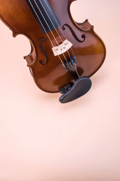 Una Ripresa Verticale Violino Isolato Sfondo Rosa — Foto Stock