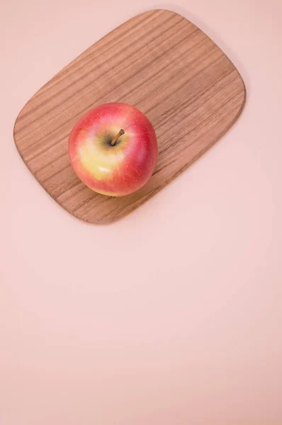 Eine Vertikale Aufnahme Von Frischem Apfel Auf Einem Holzbrett Isoliert — Stockfoto