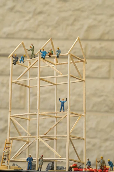 Les Figurines Miniatures Comme Équipe Travailleurs Pour Construction Maison — Photo