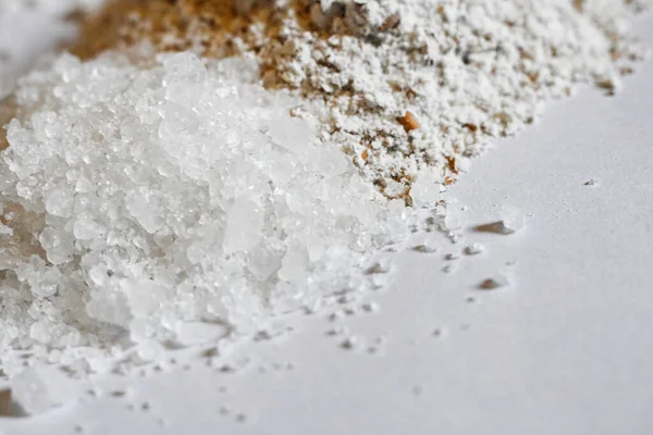 Tiro Alto Ángulo Puñado Azúcar Harina Sobre Una Superficie Blanca — Foto de Stock