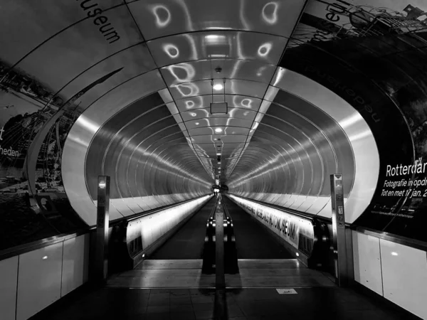 Rotterdam Nederländerna Maj 2021 Gråskalebild Rulltrapporna Ljusen Rotterdams Tunnelbana Nederländerna — Stockfoto