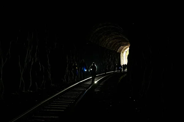 Las Siluetas Las Personas Con Linternas Caminando Hasta Final Túnel — Foto de Stock