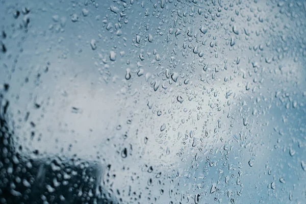 Strzał Zbliżeniowy Szklanej Powierzchni Pod Deszczem Dużymi Kroplami Wody Odbiciem — Zdjęcie stockowe