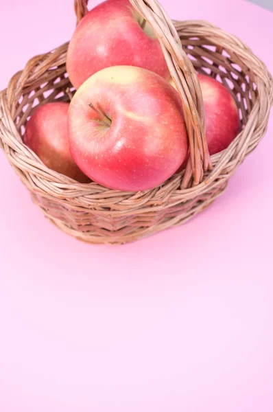 Vertical Shot Fresh Apples Woven Basket Isolated Pink Background Copyspace — Stock Photo, Image