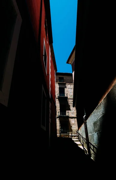 Вертикальный Снимок Тёмной Тёмной Аллеи Красивом Городе Толедо Испания — стоковое фото