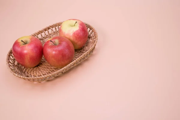 Een Dienblad Van Rode Appels Geïsoleerd Een Roze Achtergrond Met — Stockfoto