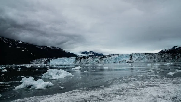 Замерзла Вода Морською Стежкою Під Білими Хмарами — стокове фото