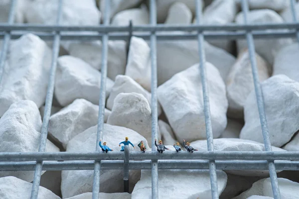 Die Miniaturfiguren Als Arbeiterteam Auf Dem Metallkäfig — Stockfoto