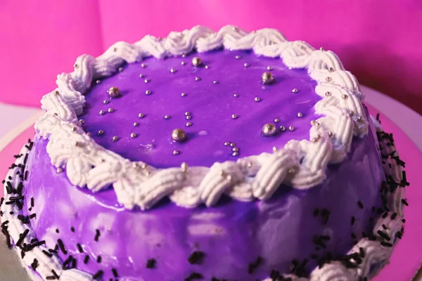 紫を基調とした青い皿の上に盛り付けられた紫のケーキ — ストック写真
