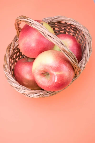 Een Verticaal Shot Van Verse Appels Een Geweven Mand Geïsoleerd — Stockfoto
