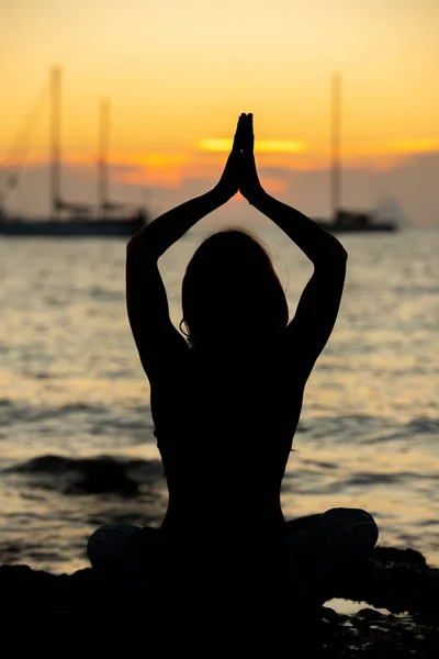 Vertikal Siluett Bild Kvinna Som Utövar Yoga Stränderna Formentera Spanien — Stockfoto