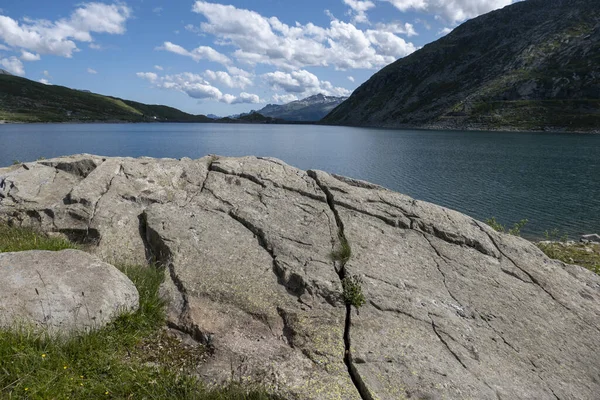 Красивий Вид Гірський Пейзаж Зеленню Озером — стокове фото