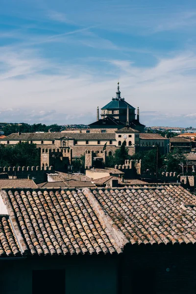 Eine Vertikale Aufnahme Eines Sonnigen Tages Toledo Spanien Mit Dem — Stockfoto
