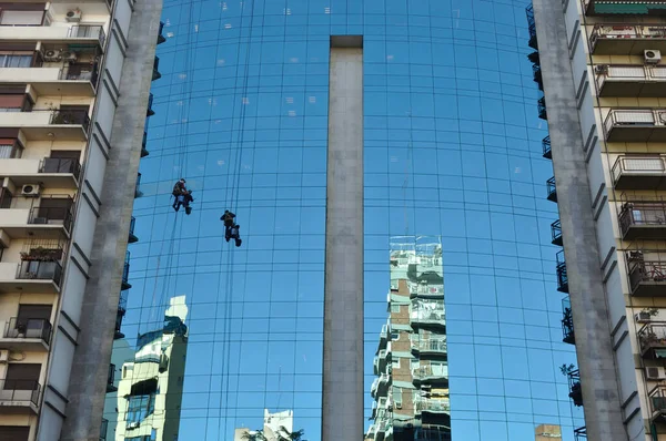 Dos Hombres Limpiando Ventanas Fachada Cristal Edificio Buenos Aires Argentina —  Fotos de Stock