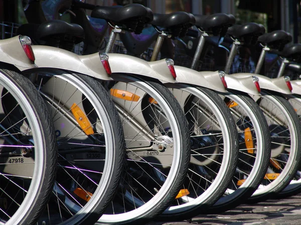 Tiro Close Uma Fileira Rodas Bicicleta Uma Área Estacionamento — Fotografia de Stock