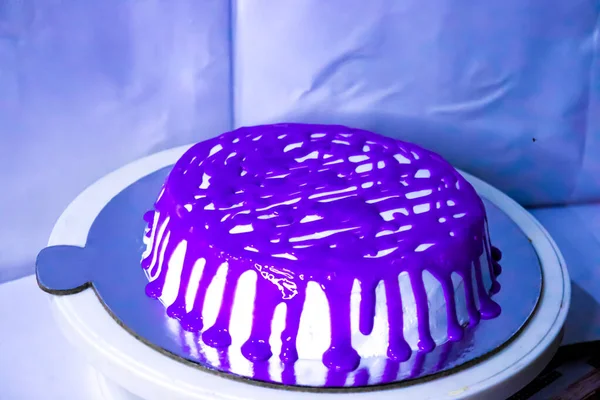 Gros Plan Gâteau Crème Violette Servi Sur Une Assiette Bleue — Photo