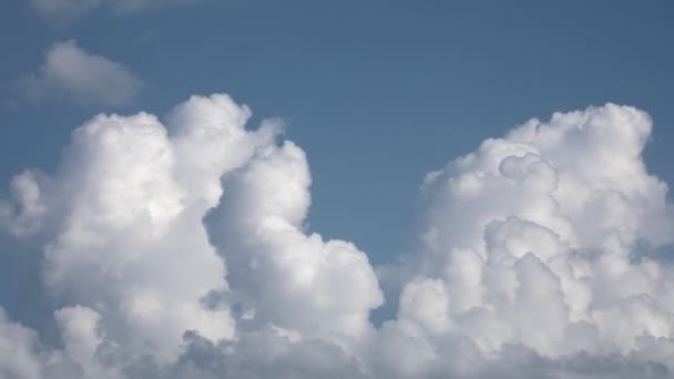 Blå Himmel Med Cumulus Moln Bakgrunden — Stockvideo