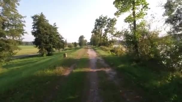 田舎の道路を自転車で走っています — ストック動画