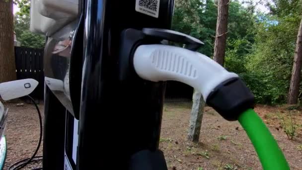 Электромобиль Заряжается Электрический Порт Зарядки Транспортного Средства Подключение Автомобиле — стоковое видео