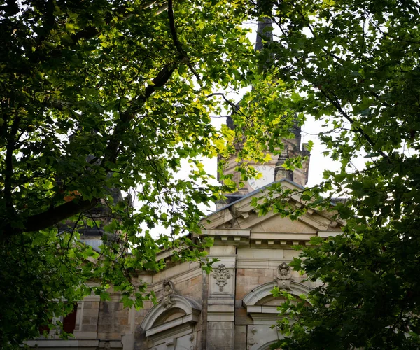 Una Chiesa Gotica Circondata Alberi — Foto Stock