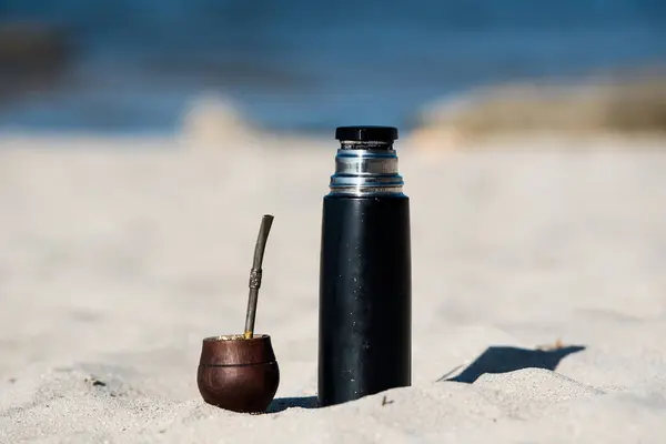 Primer Plano Termo Negro Con Una Pequeña Taza Madera Junto —  Fotos de Stock