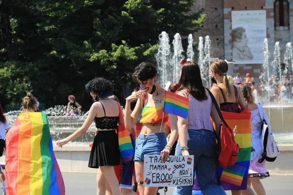 Milano Italia Giugno 2021 Gruppo Giovani Che Camminano Nella Milano — Foto Stock