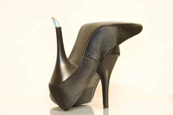 Topuğun Üzerinde Duran Minyatür Bir Ayakkabı Ustası Biblosu Komik Soyut — Stok fotoğraf